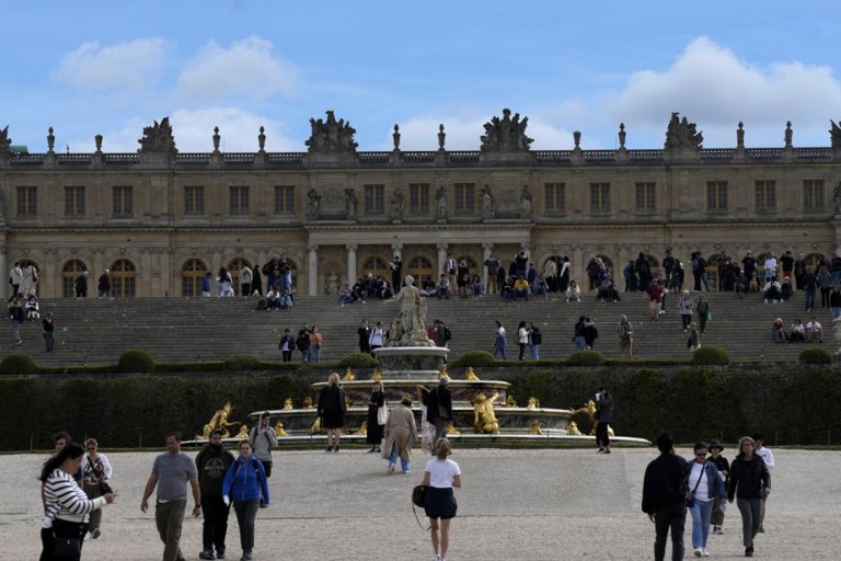 Palace of Versailles |  New bomb threat, evacuation in progress