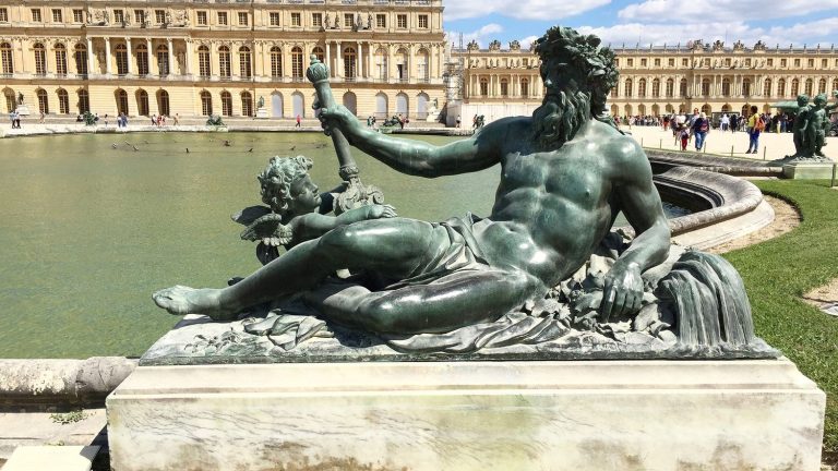 Palace of Versailles reopens after bomb threat