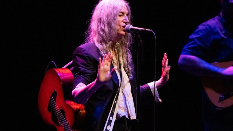 Patti Smith, as inspiring as ever, presented her “Book of Days” Monday evening at the Théâtre de l’Odéon in Paris