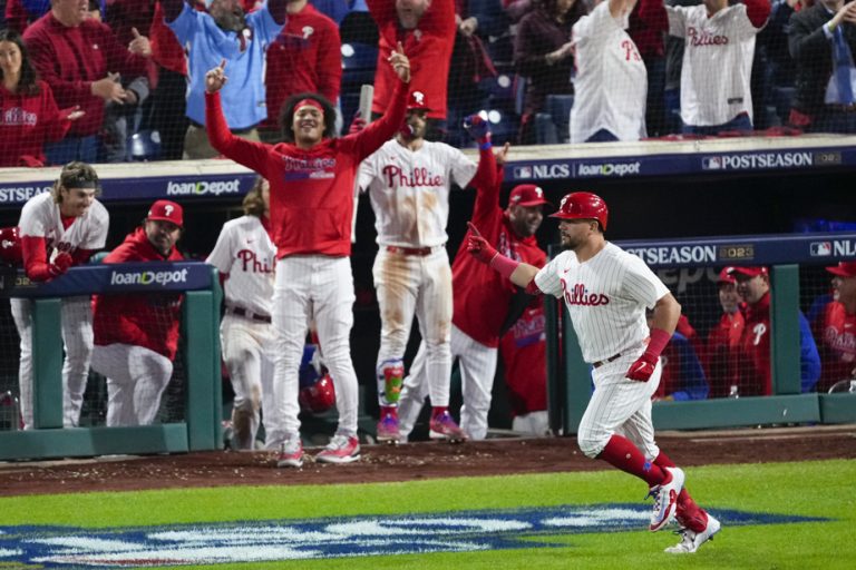 Phillies crush DiamondBacks