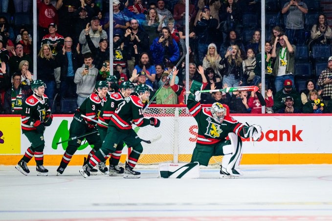 QMJHL |  Mooseheads goaltender Mathis Rousseau scores against the Huskies