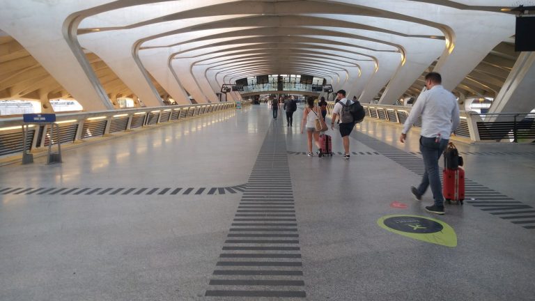 REPORTING.  At Lyon airport, facial recognition is used to reduce boarding times