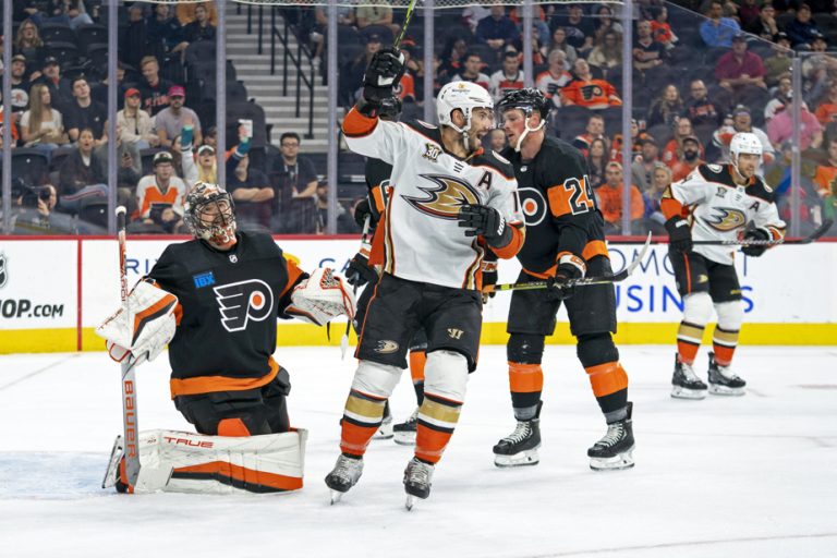 Saturday in the NHL |  Ducks beat Flyers 7-4