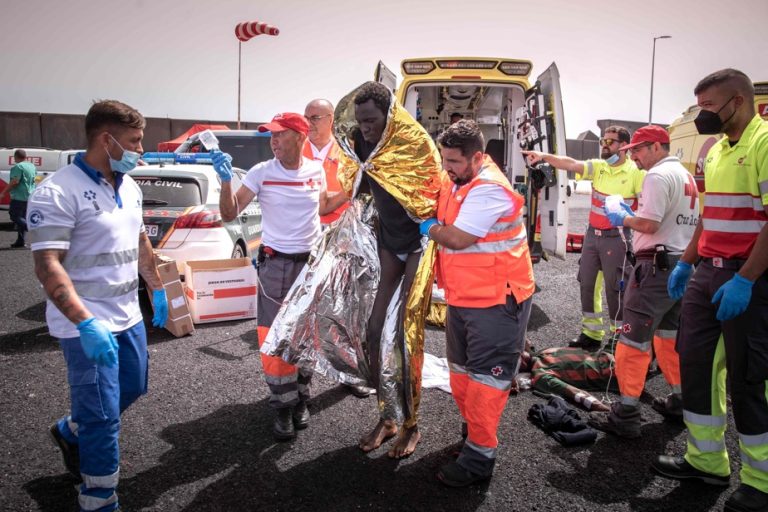 Spain |  Nearly 300 migrants arrive on board a single boat in the Canaries