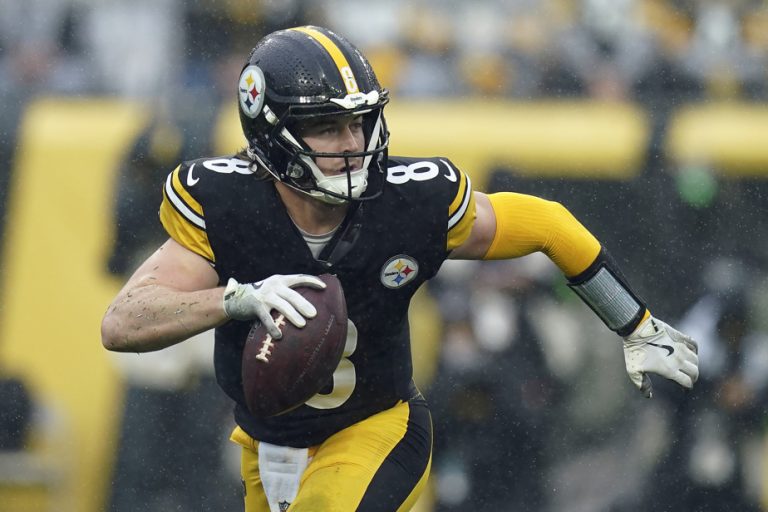 Sunday in the NFL |  The Steelers lose quarterback Kenny Pickett and the game to the Jaguars