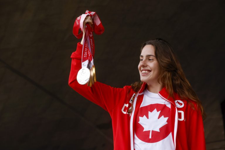 Swimmer Aurélie Rivard has her medal stolen