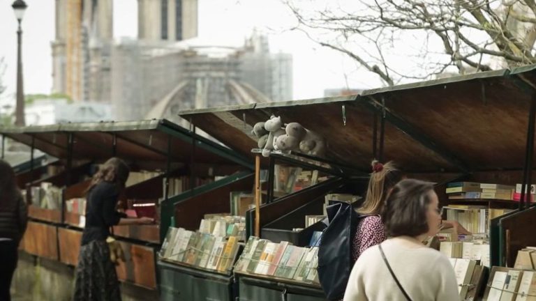 TESTIMONIALS.  Who are these second-hand book sellers who oppose the Paris prefecture and refuse to leave the docks for the 2024 Olympics?