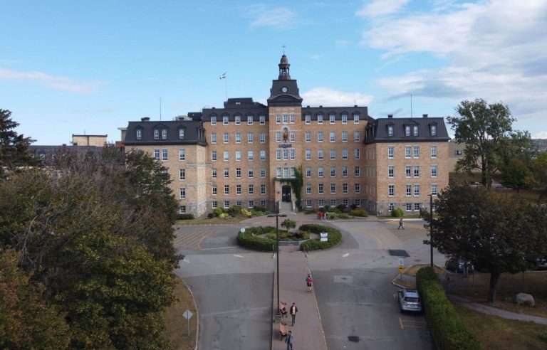 The 245 teachers at the University of Quebec in Rimouski on strike