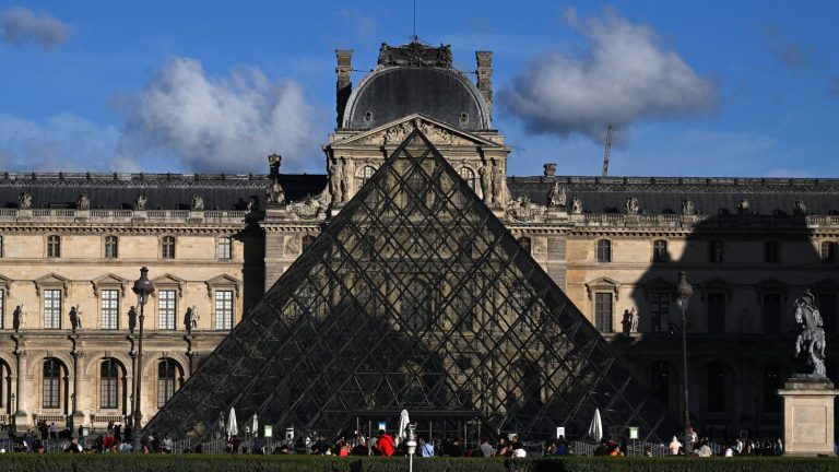 The Louvre Museum was evacuated and closed this Saturday “for security reasons”, after a threatening message