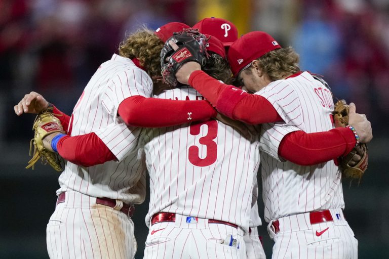 The Phillies win the first game 5-3 against the Diamondbacks