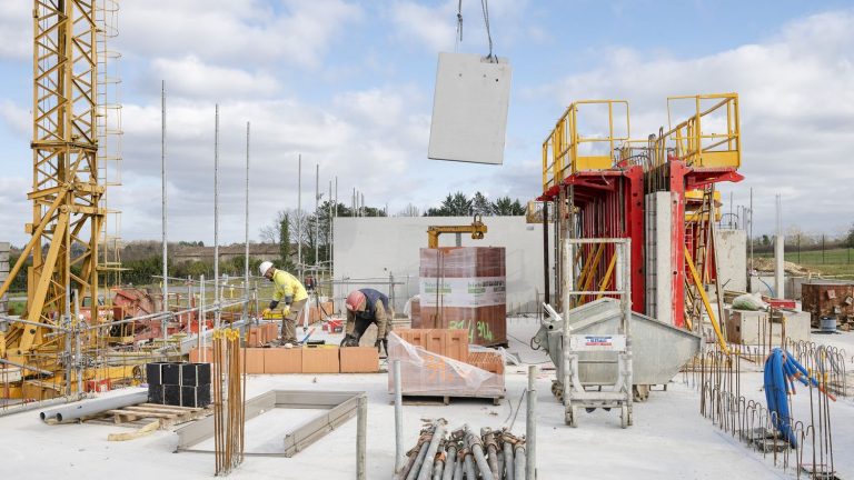 The number of building permits continues to fall in France