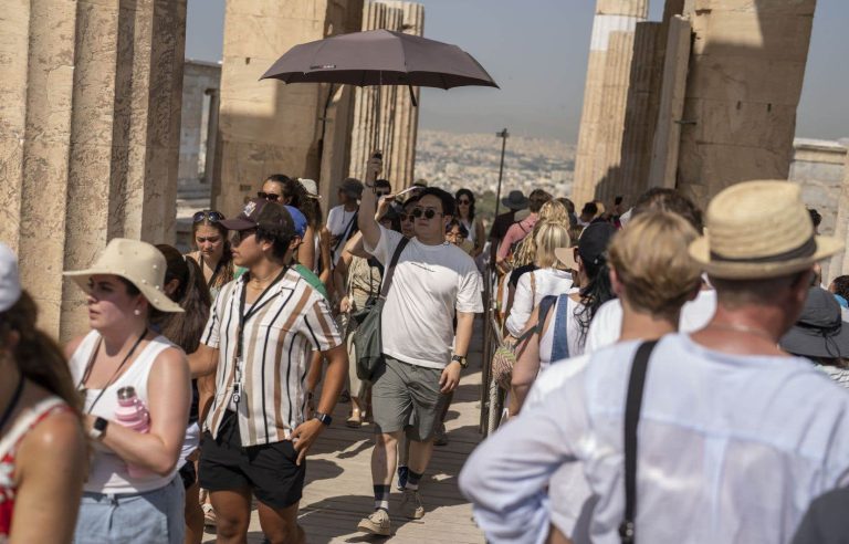 The number of tourists reaches a record level in Greece despite the heatwave and the fires