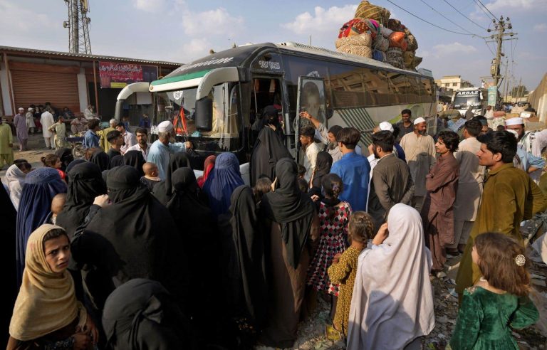 Thousands of Afghans leave Pakistan before deportation deadline