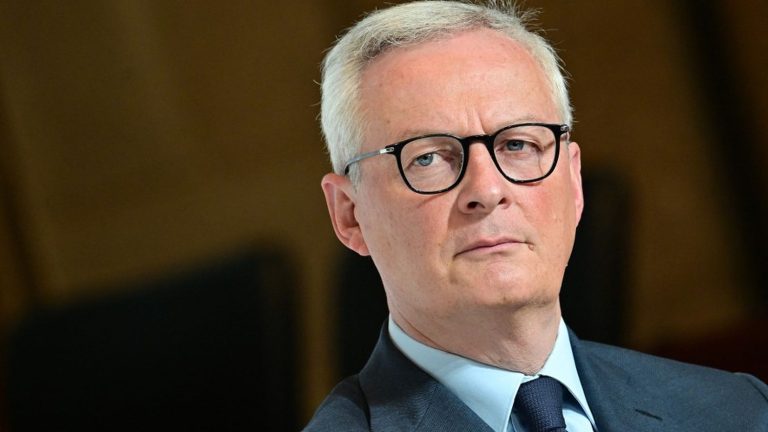 TotalEnergies will maintain its cap at 1.99 euros on all fuels in 2024, announces Bruno Le Maire