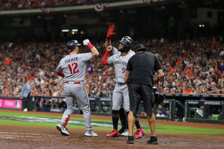 Twins win 6-2 against Astros to tie series