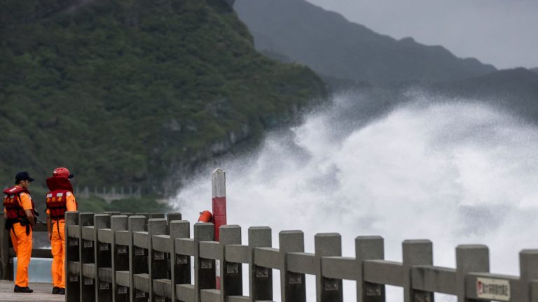 Typhoon Koinu causes winds of “record” force