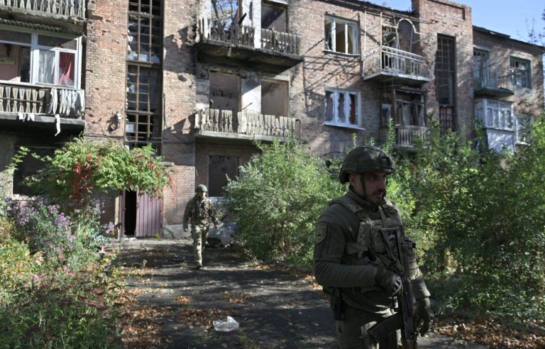 Ukrainian police on all fronts of a devastated city