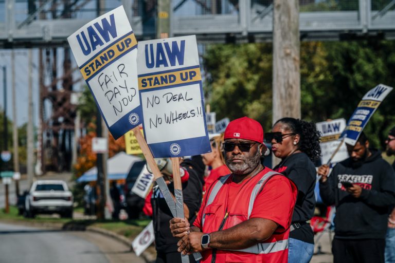 United States |  Temporary agreement between Ford and the UAW union after 41 days of strike