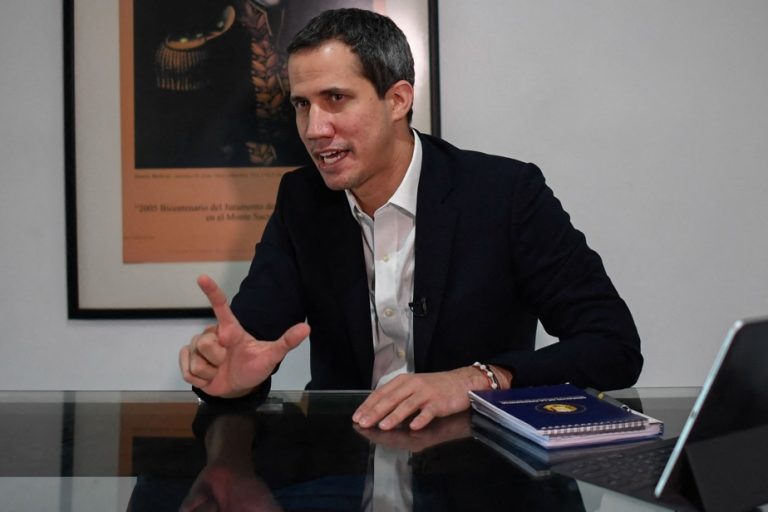 Venezuelan justice issues arrest warrant against opponent Juan Guaidó