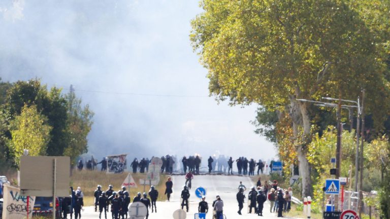 a group of “400 people” starts a fire in a cement factory near Castres