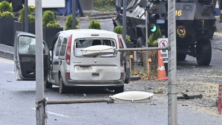 a loud explosion rang out near the Parliament in Ankara, the Minister of the Interior denounces a “terrorist attack”