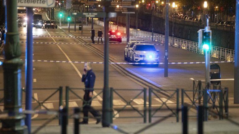 a man on the run after a shooting that left two dead, “a cowardly attack” declares the Belgian Prime Minister