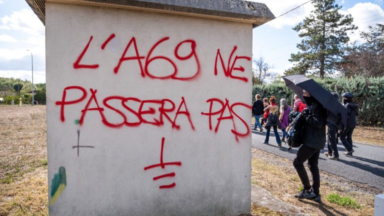 a “successful” day of mobilization for the Earth Uprisings which dissociate themselves from the damage in a cement factory