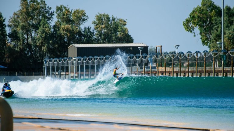 a surf park project near Bordeaux attracts environmental associations