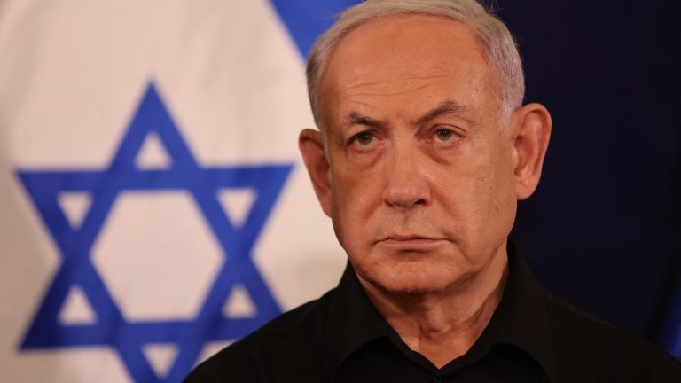 after the revelation of a secret defense document, Benjamin Netanyahu weakened in Israel