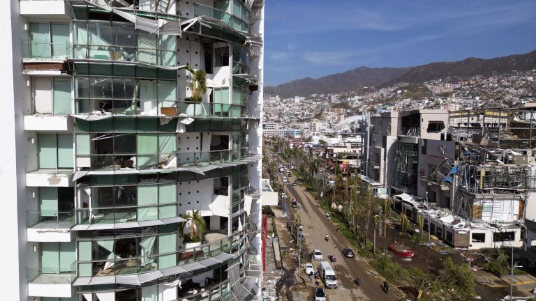 an airlift set up in Acapulco to evacuate tourists