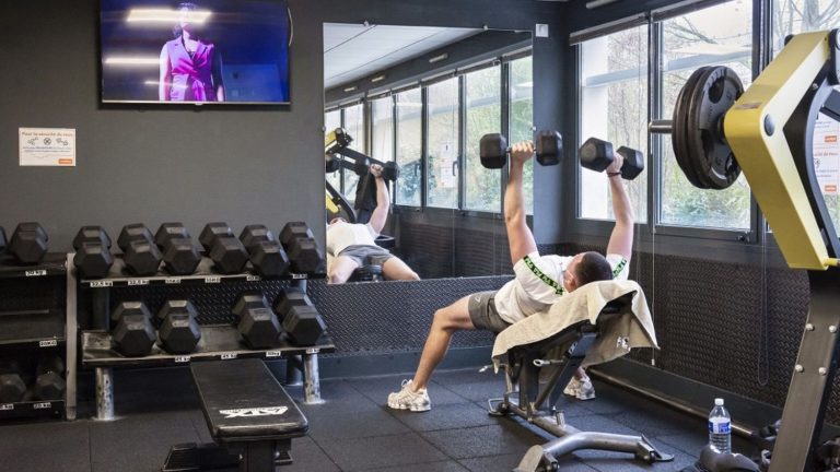 encouraged by social networks, more and more 15-24 year olds are in fitness centers