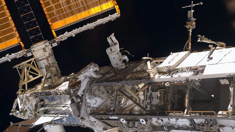 franceinfo junior.  How to repair the International Space Station?