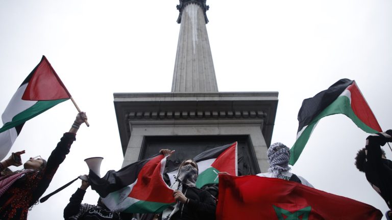 in London, tens of thousands of demonstrators demand “an end to the war in Gaza”