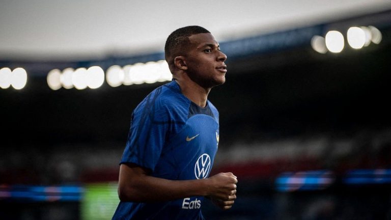 in the middle of the match against the Netherlands, he pays a vibrant tribute to a deceased loved one