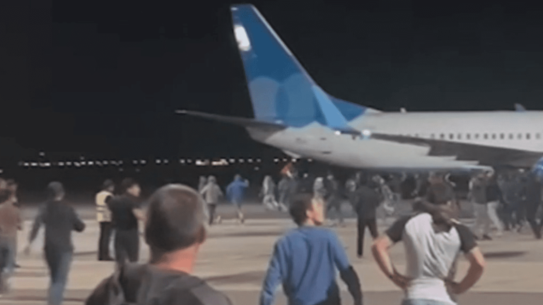 pro-Palestinian rioters came to hunt down Israeli passengers