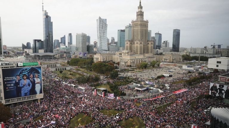 several hundred thousand people demonstrate in Warsaw against the government, according to the opposition