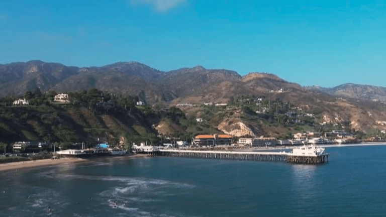 the beaches of Malibu, a ribbon of sand facing the Pacific very popular with the stars