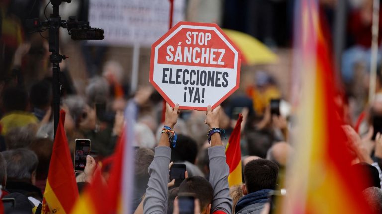 the far right brings together around a hundred thousand demonstrators against a proposed amnesty for Catalan separatists