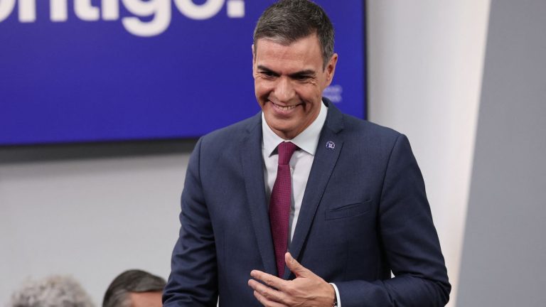 the king instructs outgoing Prime Minister Pedro Sánchez to try to form a government