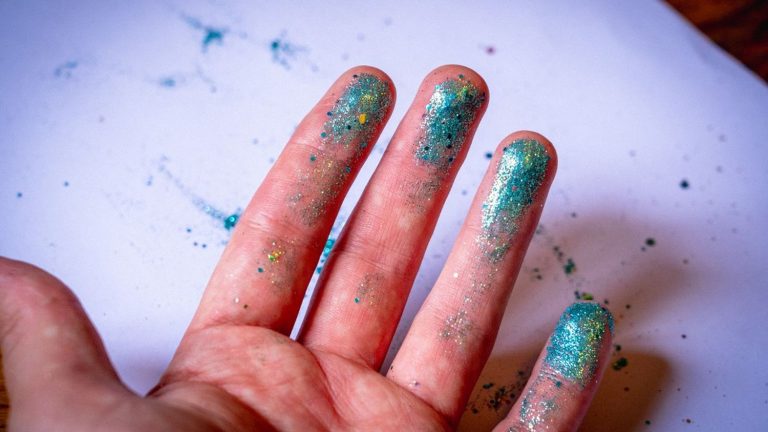 to limit the release of microplastics, the European Commission bans loose glitter