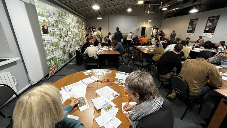 writing postcards to political prisoners, “the last mode of action” in the face of Vladimir Putin’s repression