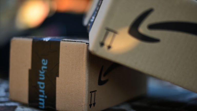 5 people indicted for defrauding 470,000 euros from Amazon