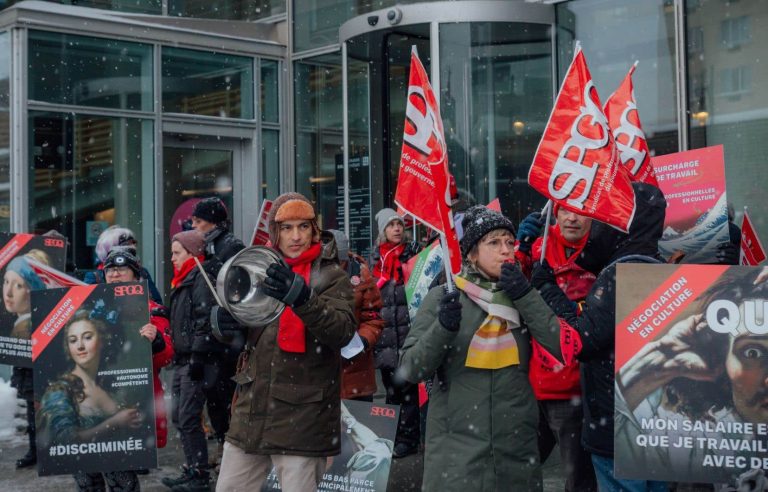 25,000 Quebec government civil servants issue a strike mandate