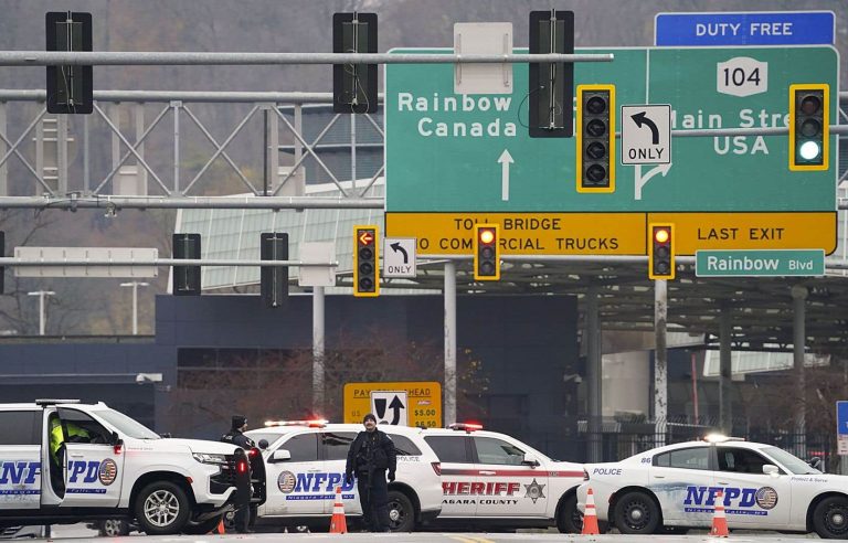 A vehicle explodes in the area of ​​the Rainbow Bridge, which connects Canada to the United States