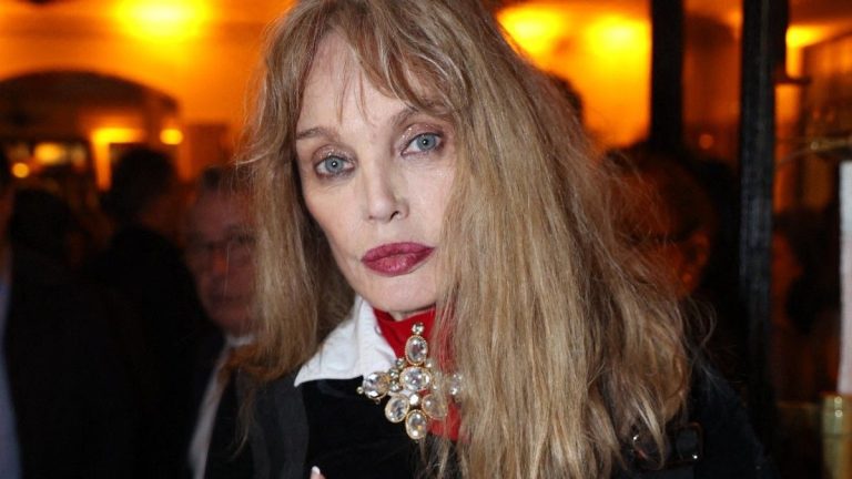 Arielle Dombasle announces the death of her brother next to his coffin and reveals the unusual place where he will be buried