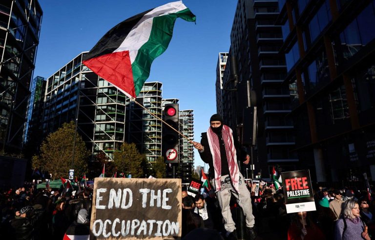 Around 300,000 people march in London “for Palestine”