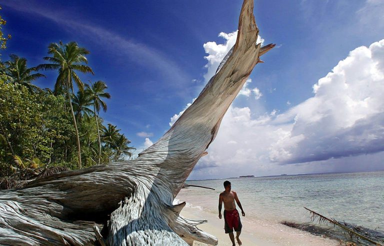 Australia offers climate asylum to Tuvalu citizens