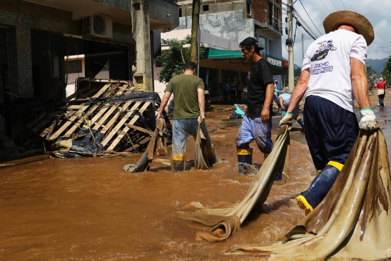 Brazil |  Heavy rain leads to flooding and death of at least six people