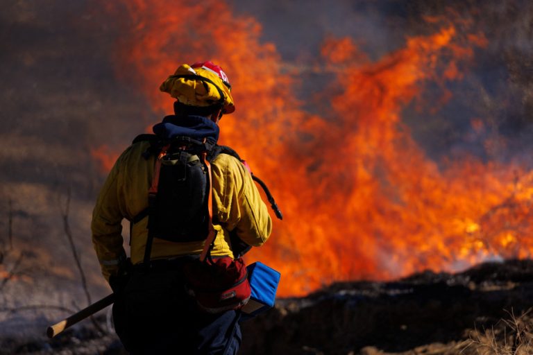 California |  Thousands of people threatened by fire