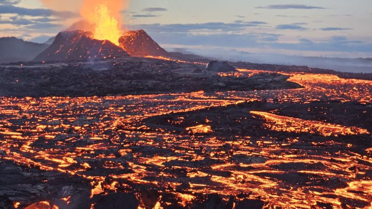 Does an erupting volcano emit as much CO2 as “all of humanity”, as messages on social networks say?